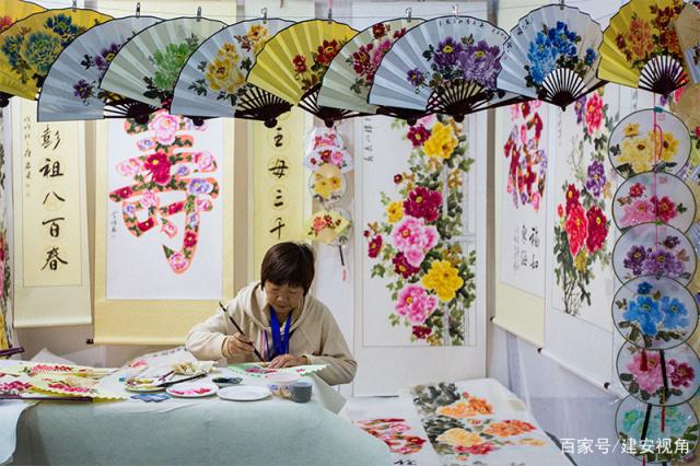 从锄头到画笔 河南巩义南村妇女的牡丹艺术转型
